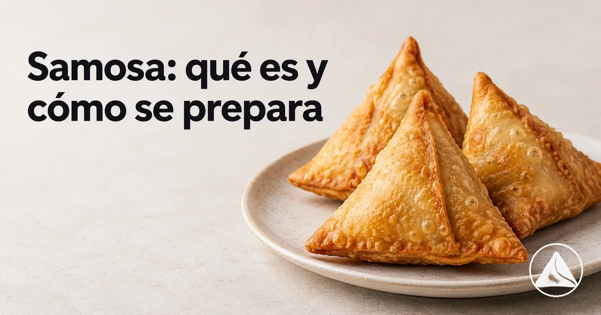 Samosas recién preparadas con una masa crujiente y forma triangular