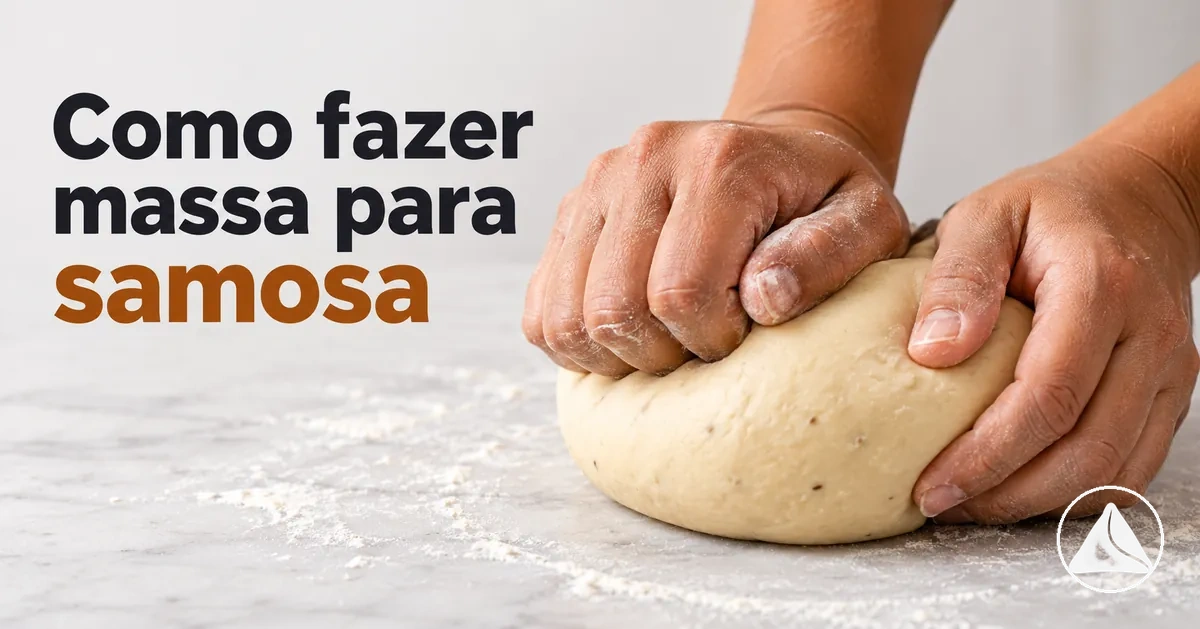 Massa de samosa sendo sovada até ficar firme e fácil de trabalhar